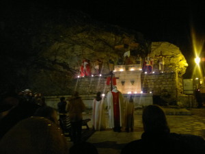 celebrazione di una stazione della Via Crucis del venerdì Santo a San Rocco. A Pescasseroli è forte la tradizione di preparare altarini (spùneke) con scene religiose