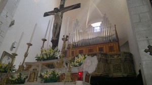 Abside e altare centrale con crocefisso e organo a canne. Un tempo la chiesa ebbe 12 altari (foto Stefano Dark)