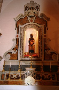 Altare sinistro della Madonna Incoronata. La statua si dice proveniente secoli fa dalla Puglia risalendo le vie della transumanza (foto Stefano Dark)