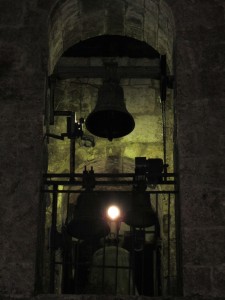 Notturno della cella campanaria con fori ad arco a tutto sesto. Le quattro campane scandiscono continuamente il tempo, le celebrazioni e i momenti particolari del giorno