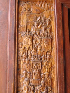 Particolare del portone in legno realizzato dall'artigiano pescasserolese don Peppe (Giuseppe Pandolfi). Rappresenta la processione dell'8 settembre per l'Incoronata
