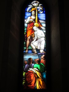 Una delle vetrate multicolore e istoriate, cioè ornate con raffigurazioni storico-religiose. Le monofore sono tutte in stile gotico (foto Stefano Dark)
