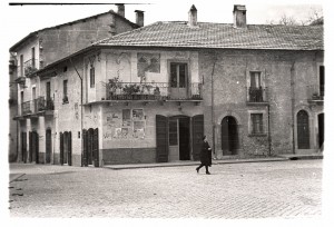 Vecchia foto della piazza della chiesa. All'angolo, uno dei primi alberghi del paese (foto PNALM)