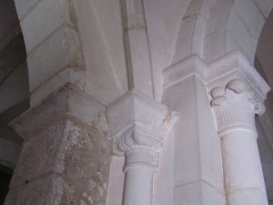 capitelli di una colonna nell'abbazia (foto Stefano Dark)