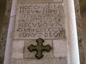 iscrizione su una colonna della navata centrale (foto Stefano Dark)