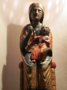 l'antica e venerata statuina lignea dell'Incoronata sul trono, con Gesù bambino a sinistra e il il globo nella mano destra (foto Stefano Dark)