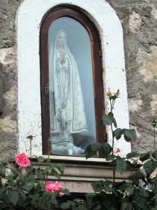 statuina della Vergine posta nell'anno mariano 1954 sulla facciata di un gruppo di case in Corso Plistia